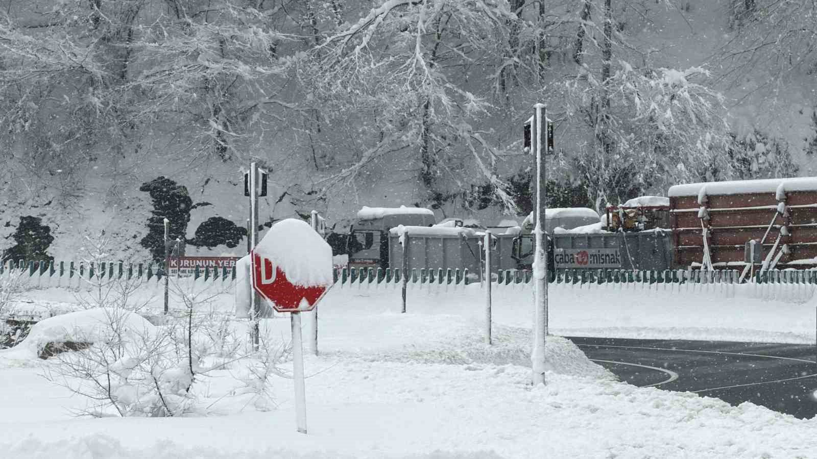 karda yolda kalan tir 2 cekici ile kurtarildi 4 5TYpBi4G