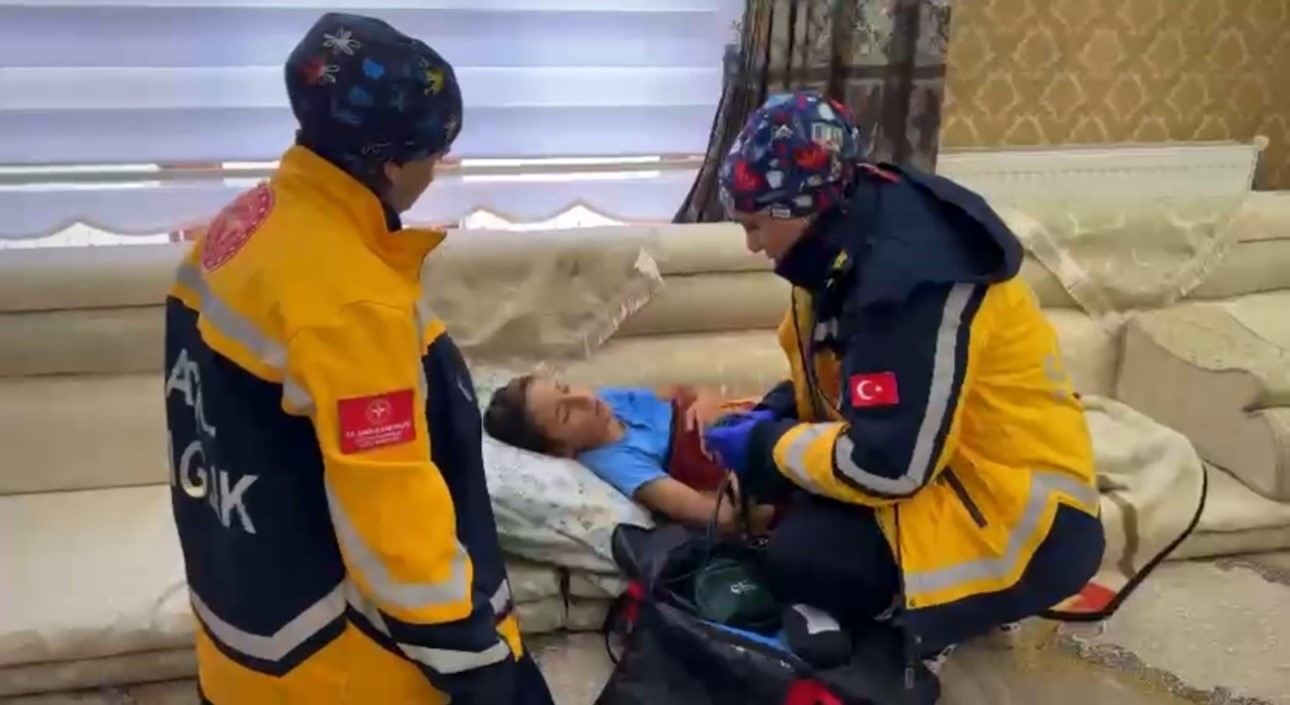 Kardan barikatları UMKE aştı: Yüksekova’da zamana karşı yaşam mücadelesi 4 kardan barikatlari umke asti yuksekovada zamana karsi yasam mucadelesi 0 W1btFOj5