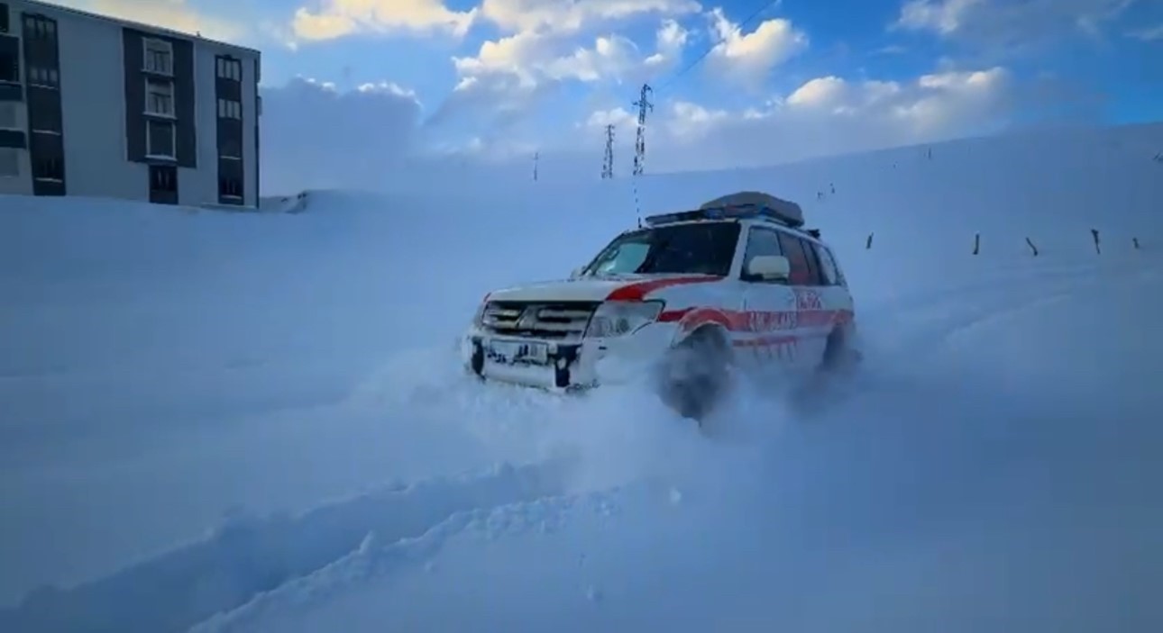 Kardan barikatları UMKE aştı: Yüksekova’da zamana karşı yaşam mücadelesi 5 kardan barikatlari umke asti yuksekovada zamana karsi yasam mucadelesi 1 KkmsnPrs