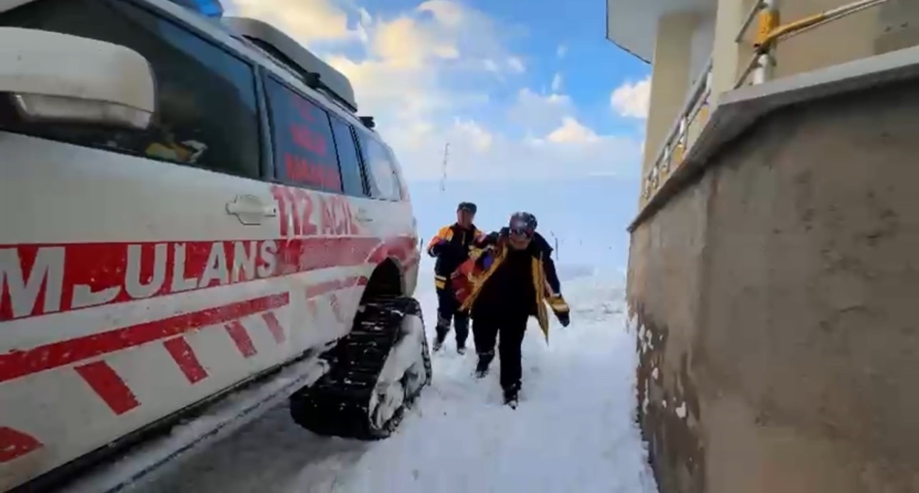 Kardan barikatları UMKE aştı: Yüksekova’da zamana karşı yaşam mücadelesi 6 kardan barikatlari umke asti yuksekovada zamana karsi yasam mucadelesi 2