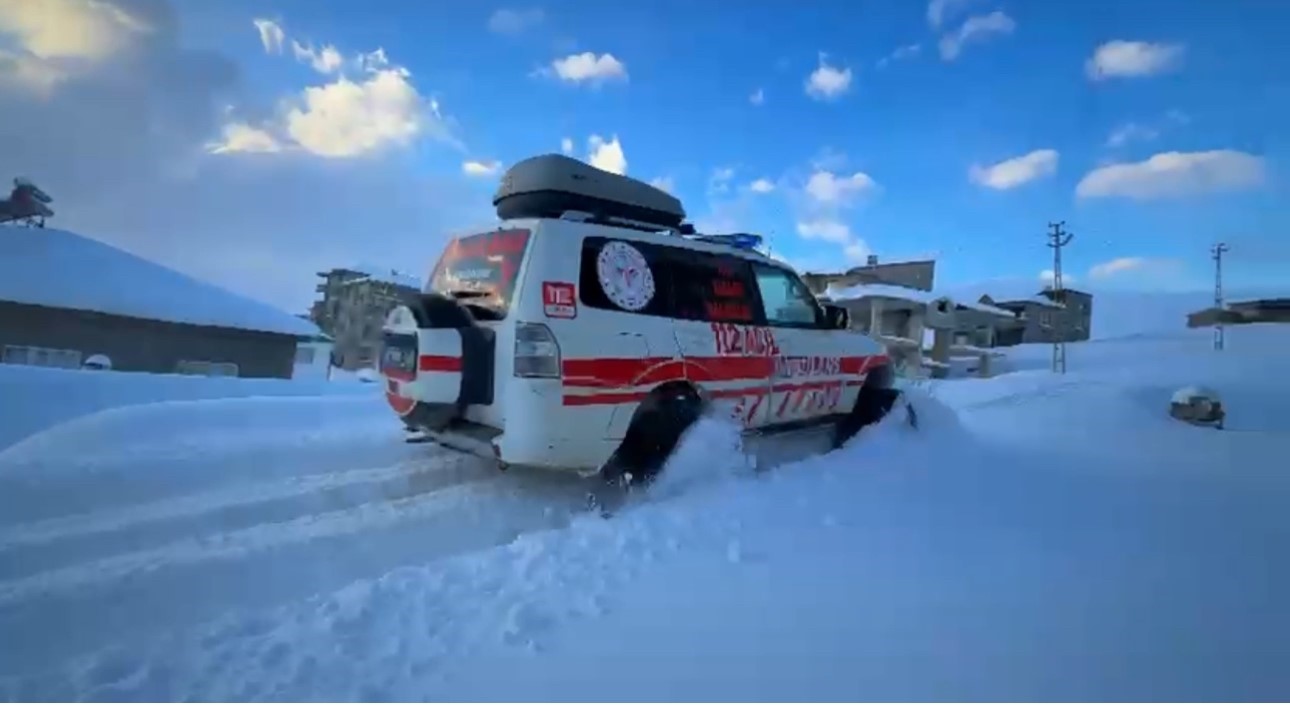 Kardan barikatları UMKE aştı: Yüksekova’da zamana karşı yaşam mücadelesi 7 kardan barikatlari umke asti yuksekovada zamana karsi yasam mucadelesi 3 jIvdgKkG