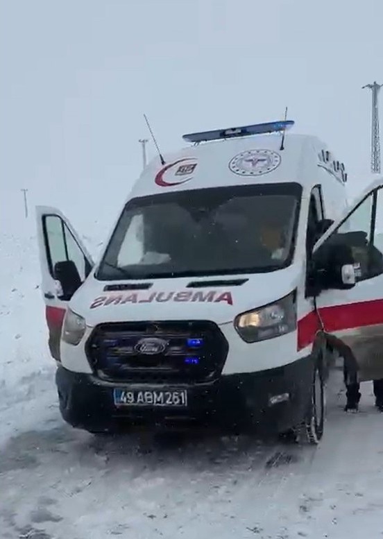 kardan kapanan yolda hastaneye yetisemeden ambulansta dogum yapti 1 Xz5qmlFj