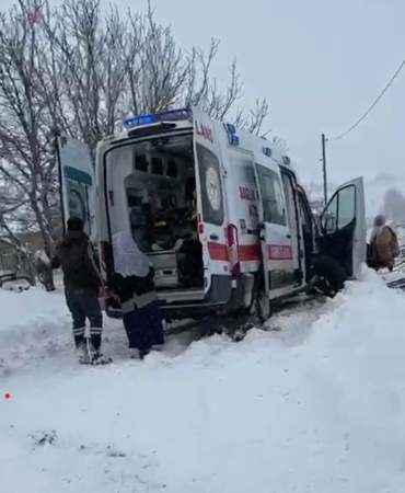 kardan-kapanan-yolda-hastaneye-yetisemeden-ambulansta-dogum-yapti-3SrkIiFW.jpg