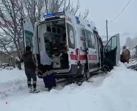 kardan-kapanan-yolda-hastaneye-yetisemeden-ambulansta-dogum-yapti-3SrkIiFW.jpg