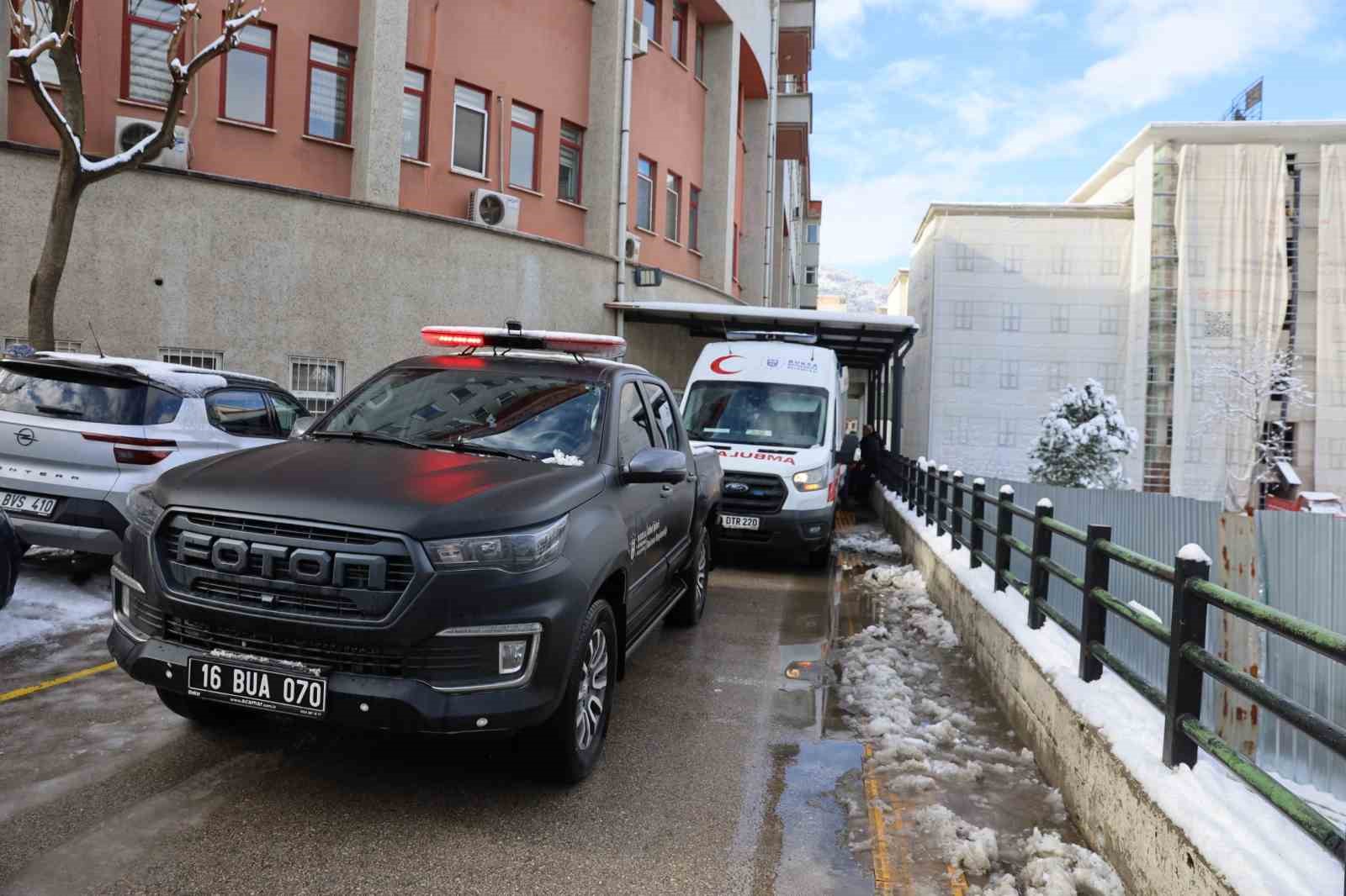 kardan yolu kapanan hastaya buyuksehir ekipleri yetisti 0 p6mOXmFh