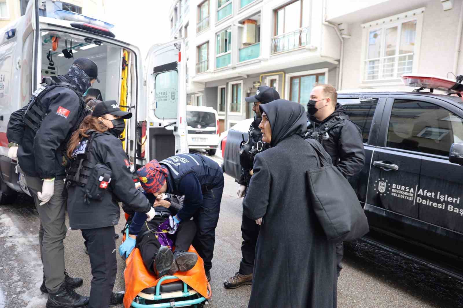 kardan yolu kapanan hastaya buyuksehir ekipleri yetisti 1 ilqvMrrU