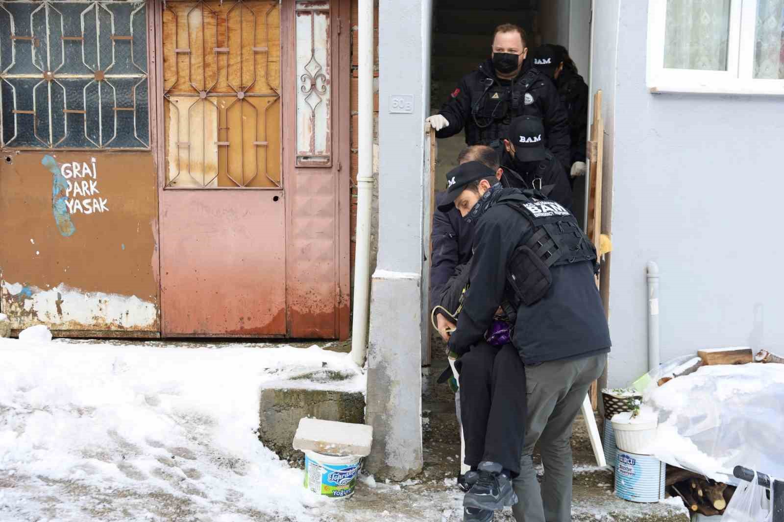 kardan yolu kapanan hastaya buyuksehir ekipleri yetisti 2 wyQJO9b1