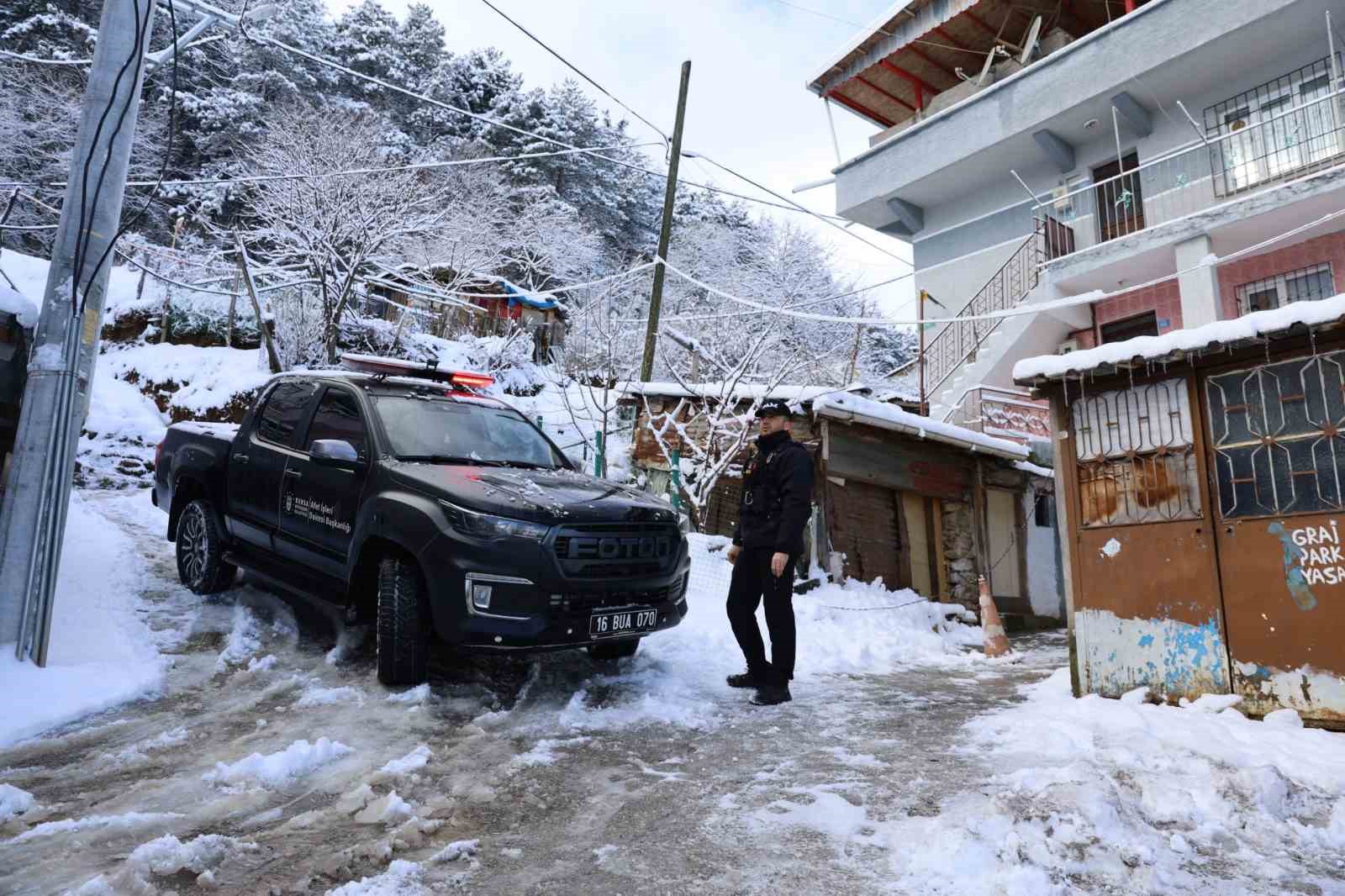 kardan yolu kapanan hastaya buyuksehir ekipleri yetisti 3 GOVzzMUv