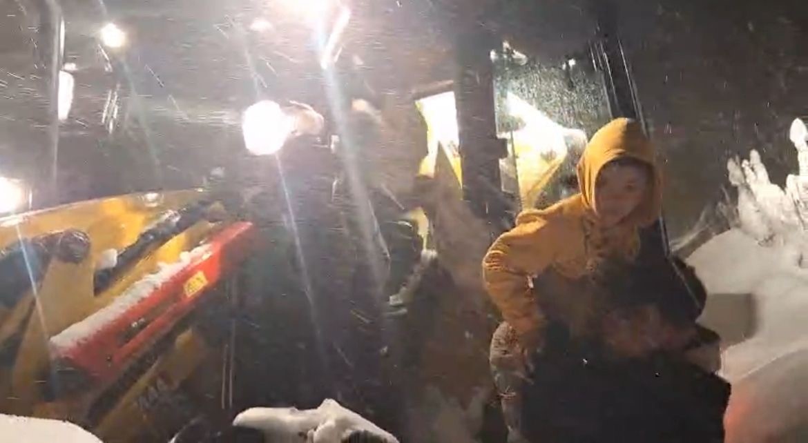 kardan yolu kapanan koyde rahatsizlanan cocugun imdadina ekipler yetisti 0 KSMU6BWL