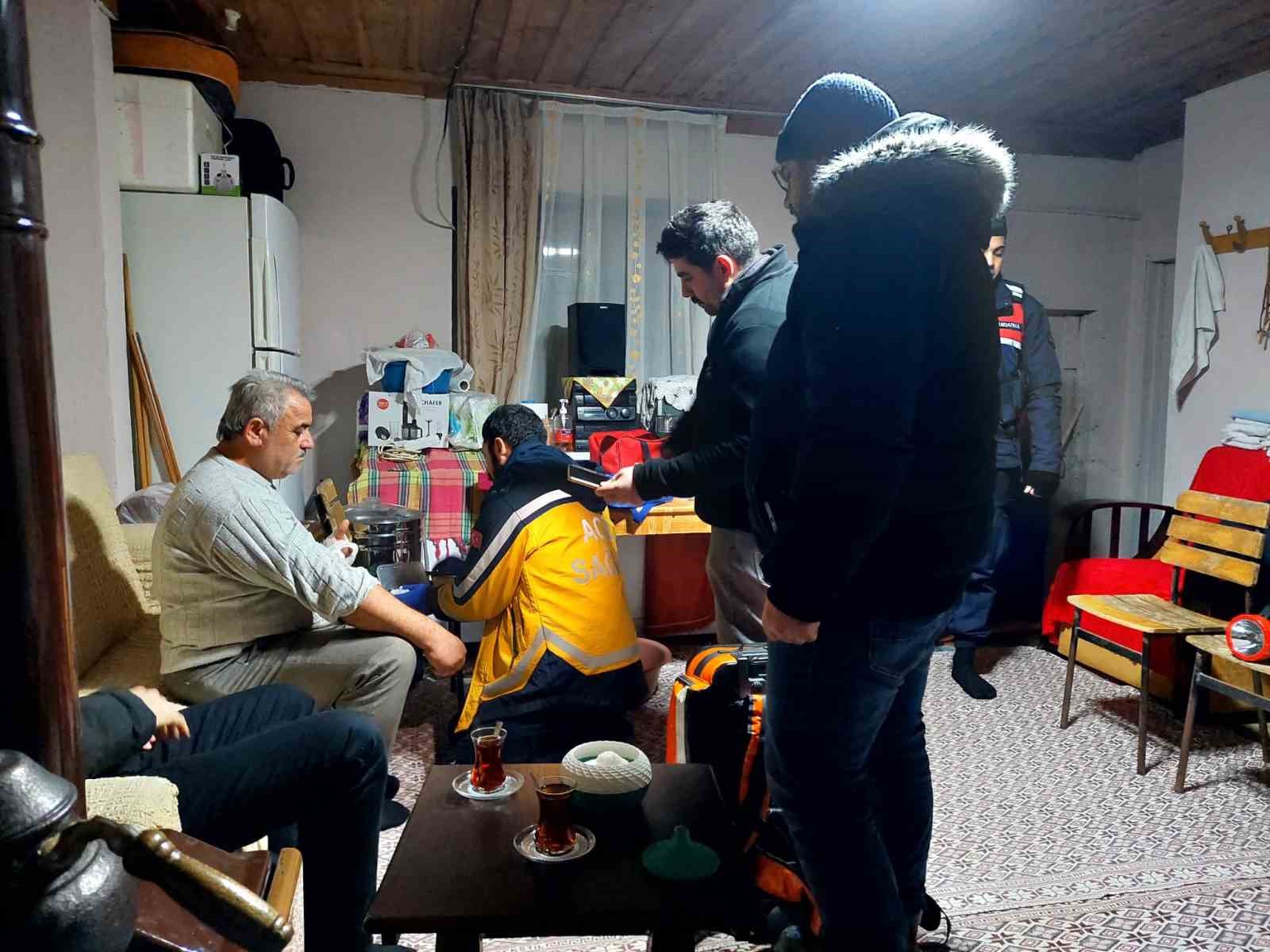 kardan yolu kapanan koydeki yaraliya ulasmak icin zamanla yaristilar 0