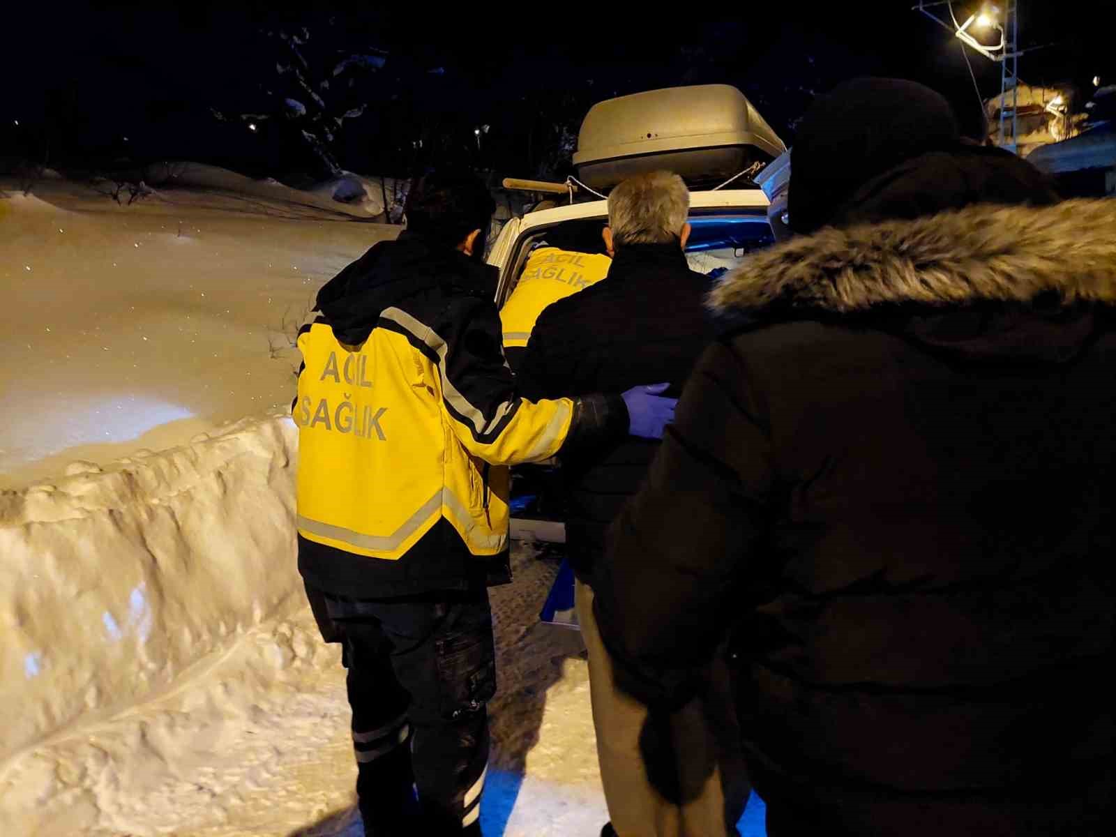kardan yolu kapanan koydeki yaraliya ulasmak icin zamanla yaristilar 1 IJgs2aPn