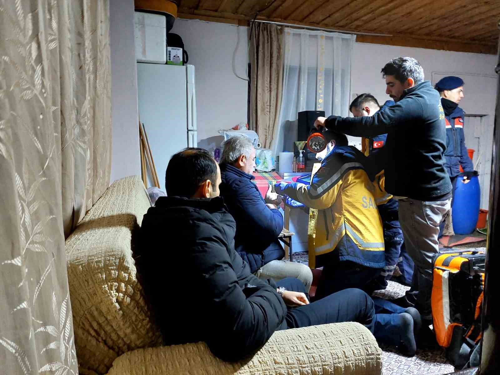 kardan yolu kapanan koydeki yaraliya ulasmak icin zamanla yaristilar 2 bn5bOSzg