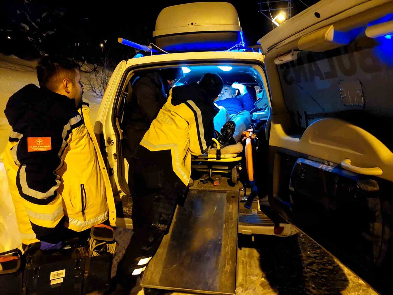 kardan yolu kapanan koydeki yaraliya ulasmak icin zamanla yaristilar 3 6cTYJe4y