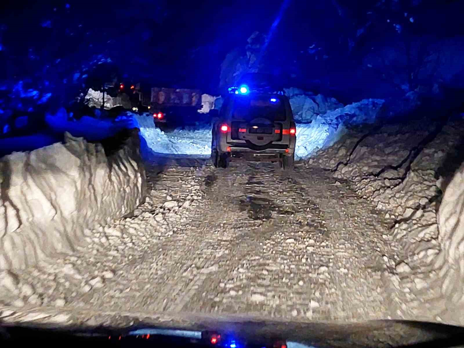 kardan yolu kapanan koydeki yaraliya ulasmak icin zamanla yaristilar 4 ZqM5GhYV