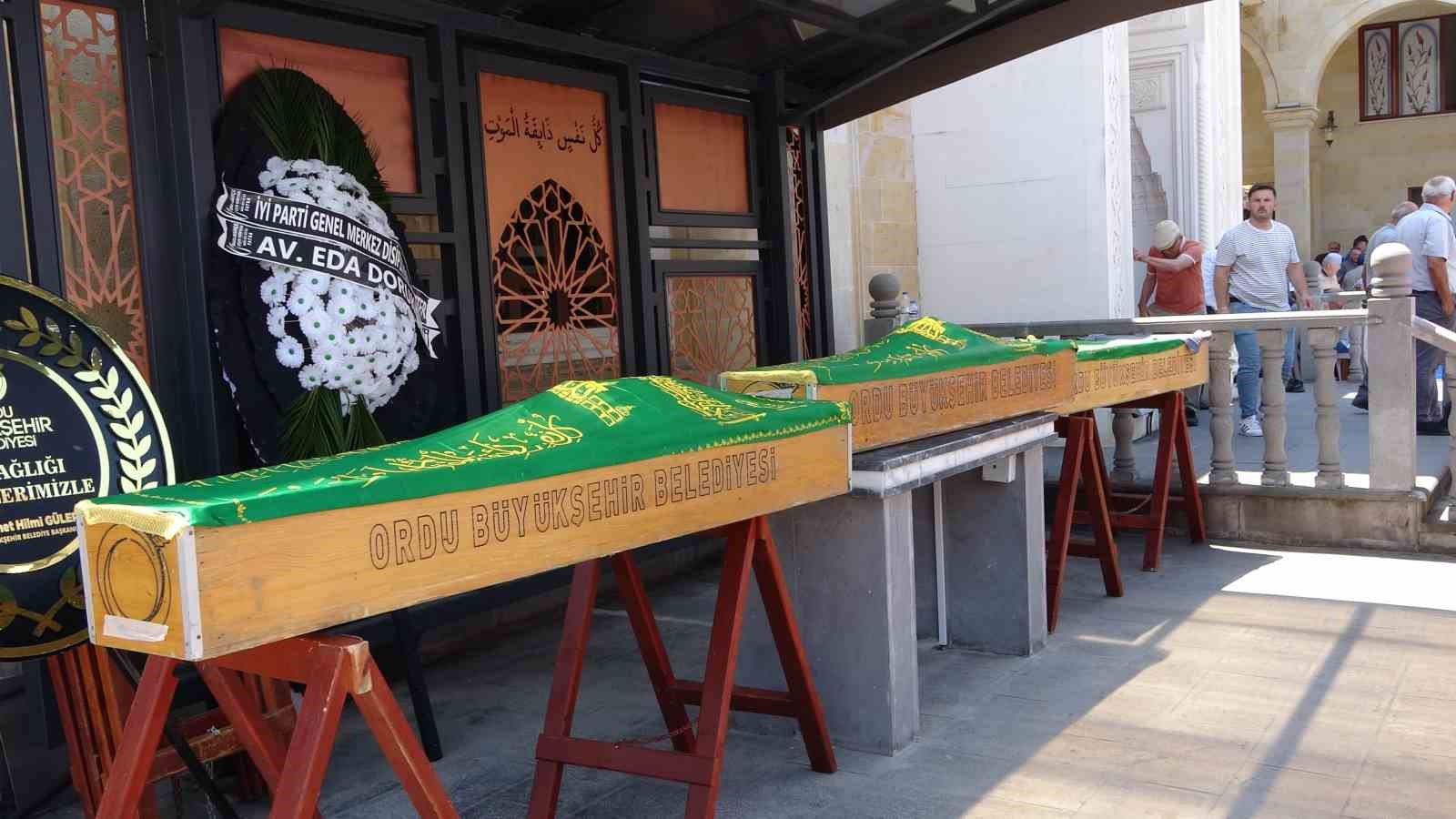 kardes katliaminda hayatini kaybeden aile son yolculuguna ugurlandi 0 zI6dCfkF