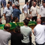 kardes-katliaminda-hayatini-kaybeden-aile-son-yolculuguna-ugurlandi-zXejGiRL.jpg