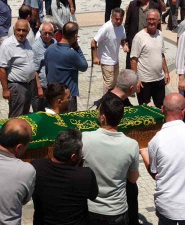 kardes-katliaminda-hayatini-kaybeden-aile-son-yolculuguna-ugurlandi-zXejGiRL.jpg