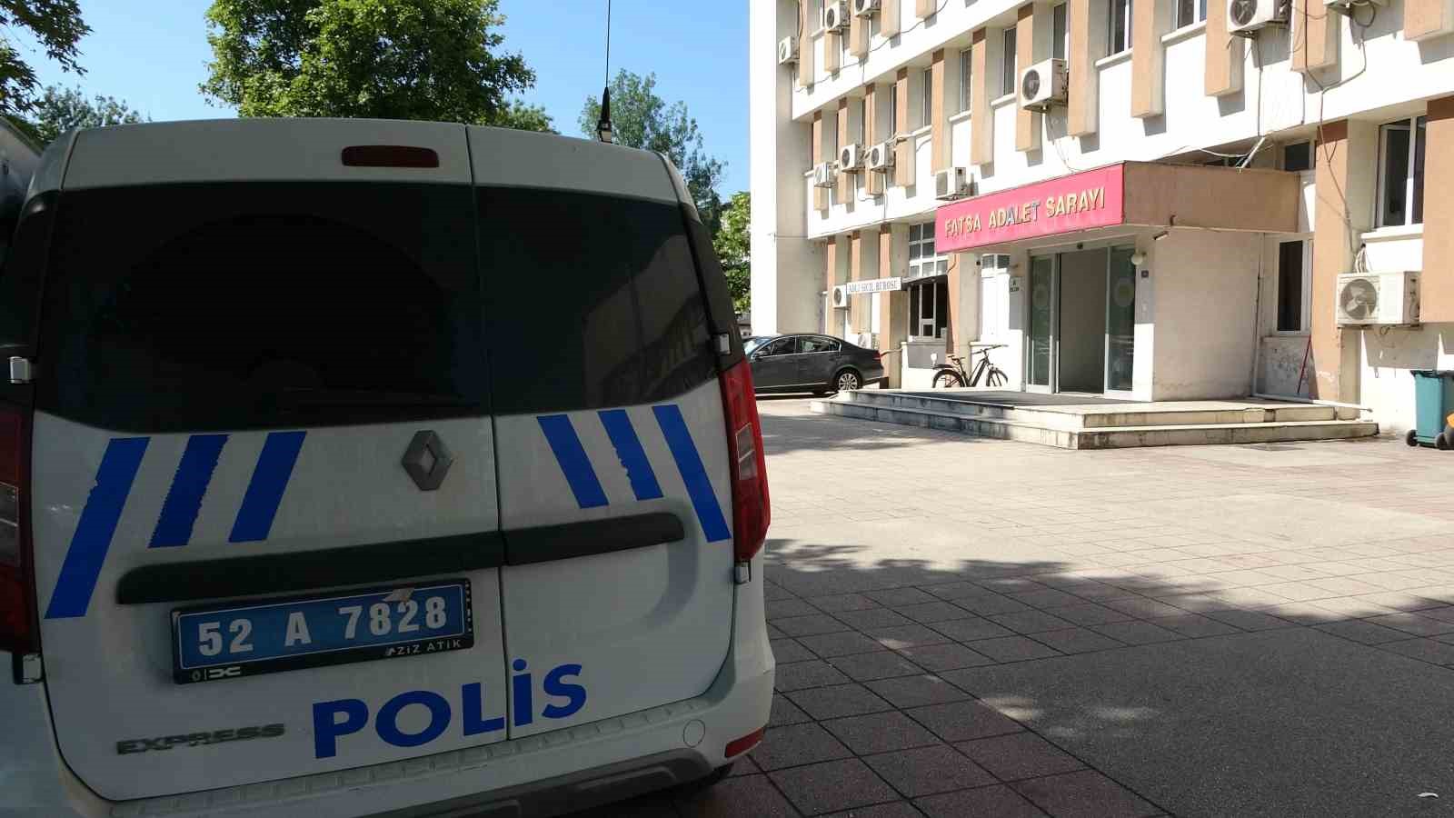 Kardeş katliamında zanlı adliyede: Arka kapıdan çıkarıldı 6 kardes katliaminda zanli adliyede arka kapidan cikarildi 2 XAT4UUUA