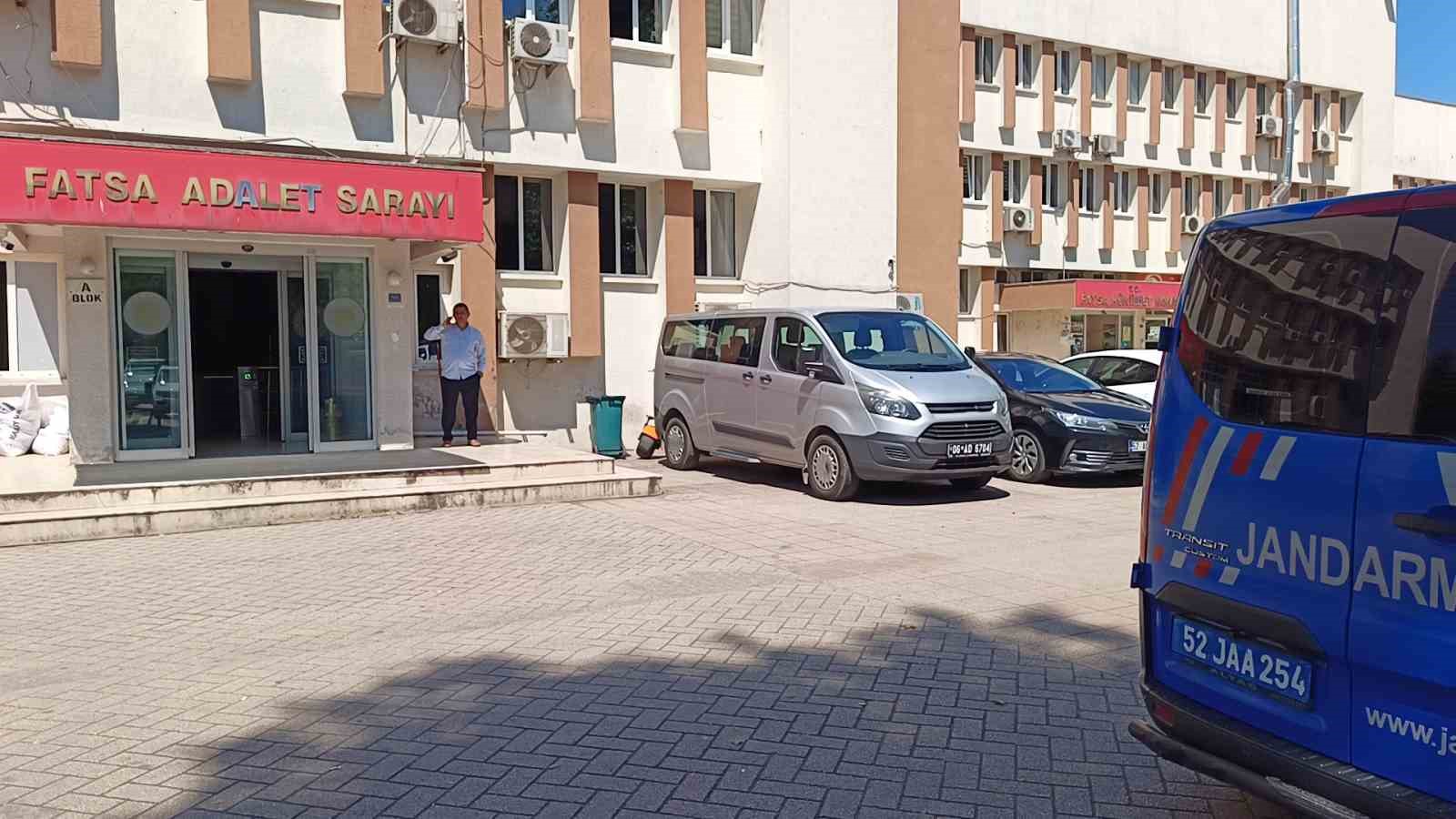 Kardeş katliamında zanlı adliyede: Arka kapıdan çıkarıldı 8 kardes katliaminda zanli adliyede arka kapidan cikarildi 4 jcdK27QK