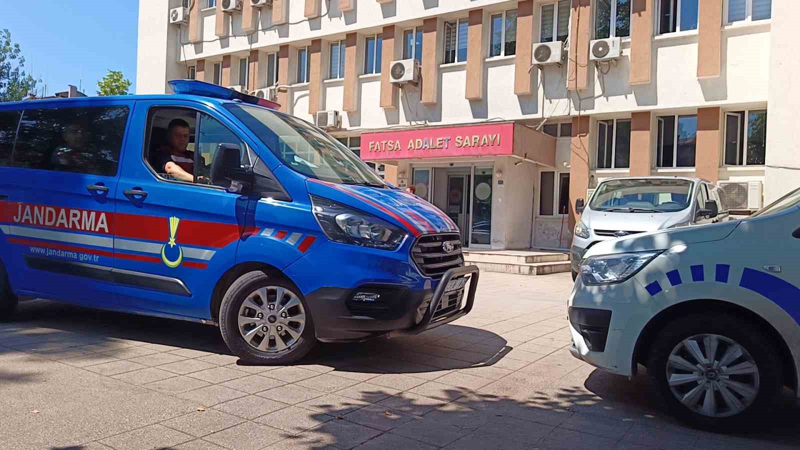 Kardeş katliamında zanlı adliyede: Arka kapıdan çıkarıldı 9 kardes katliaminda zanli adliyede arka kapidan cikarildi 5 v8DcYJZN