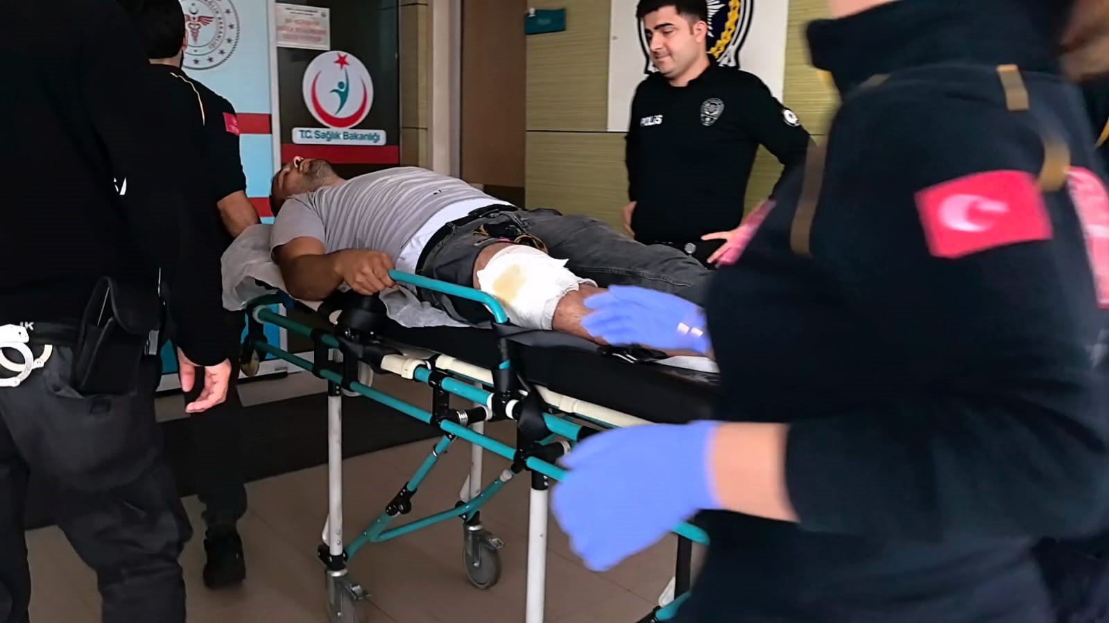 Kardeşinin ölümüne neden olan sürücüyü pompalı tüfekle yaraladı 6 kardesinin olumune neden olan surucuyu pompali tufekle yaraladi 2 DGGJCpKZ