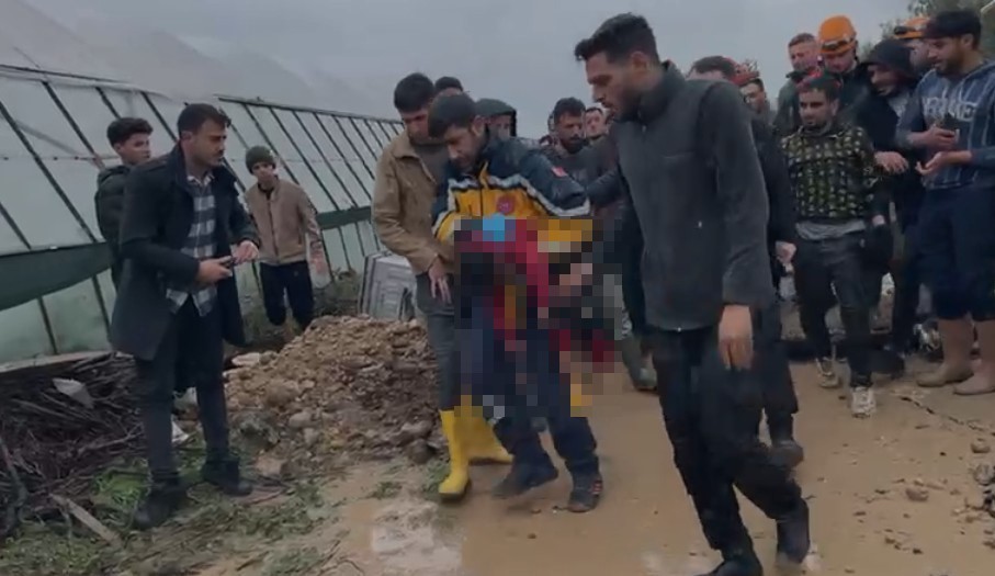 kardesleri ve arkadaslariyla oynarken tahliye kanalina dusen 3 yasindaki berra hayatini kaybetti 1 upggwwlt