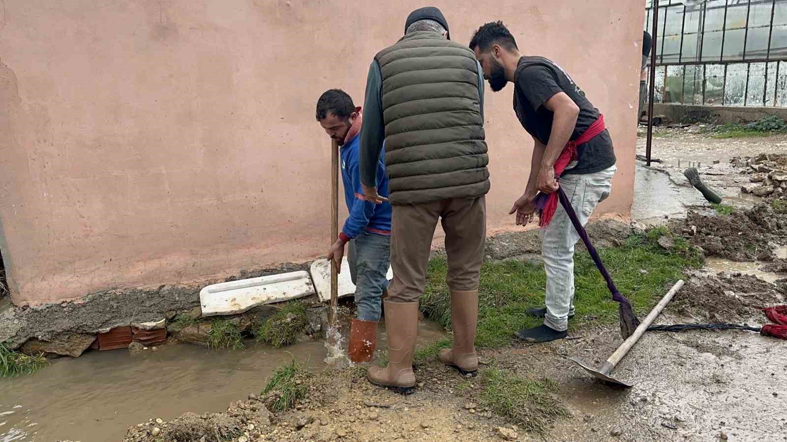 kardesleri ve arkadaslariyla oynarken tahliye kanalina dusen 3 yasindaki berra hayatini kaybetti 2 6y61SISr