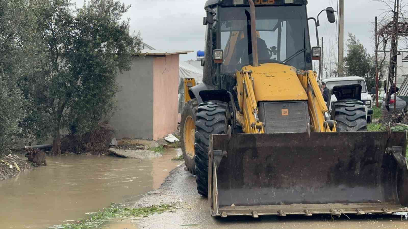 kardesleri ve arkadaslariyla oynarken tahliye kanalina dusen 3 yasindaki berra hayatini kaybetti 3 pZsHi8O6
