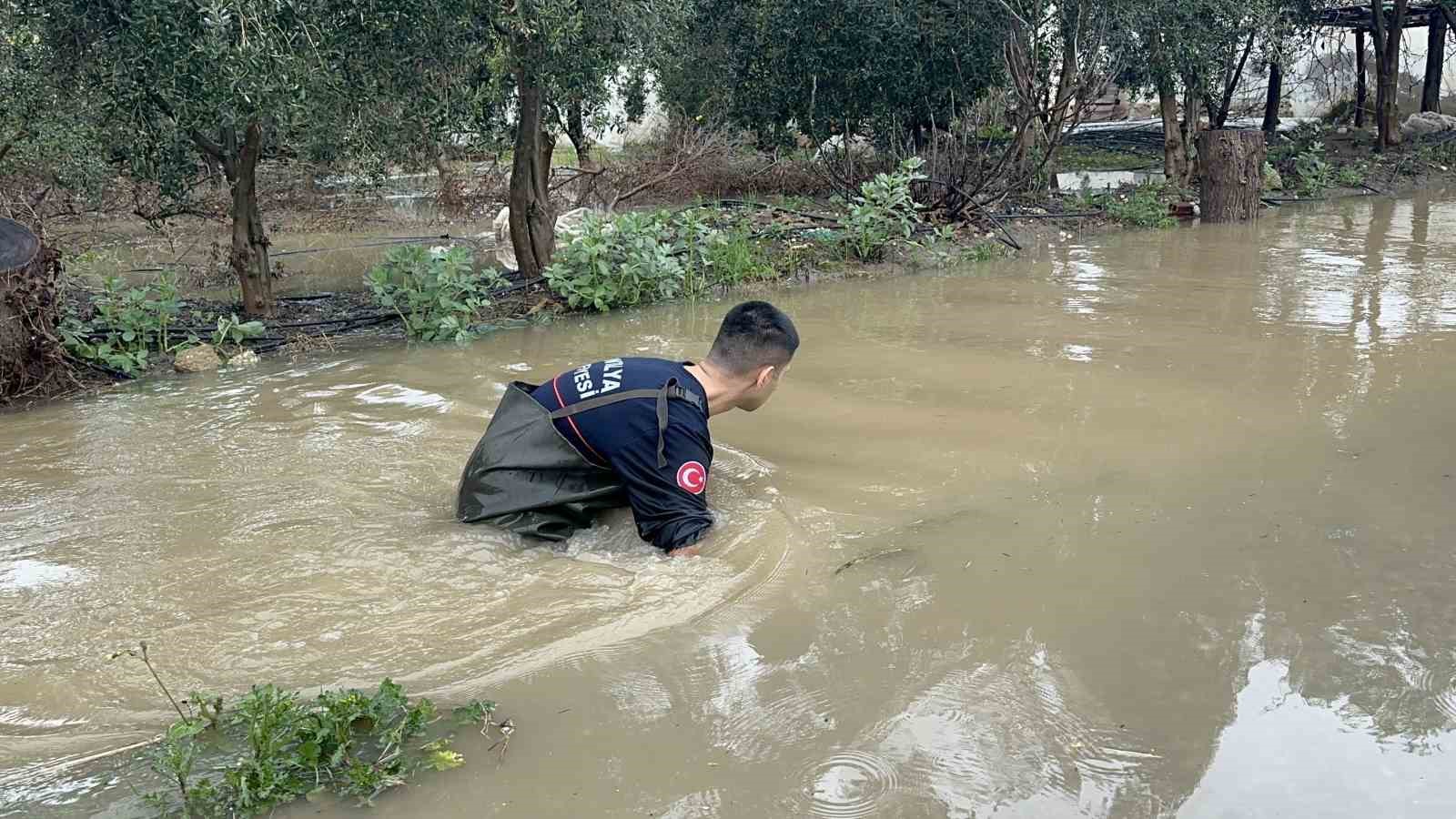 kardesleri ve arkadaslariyla oynarken tahliye kanalina dusen 3 yasindaki berra hayatini kaybetti 4 AcDakK2e