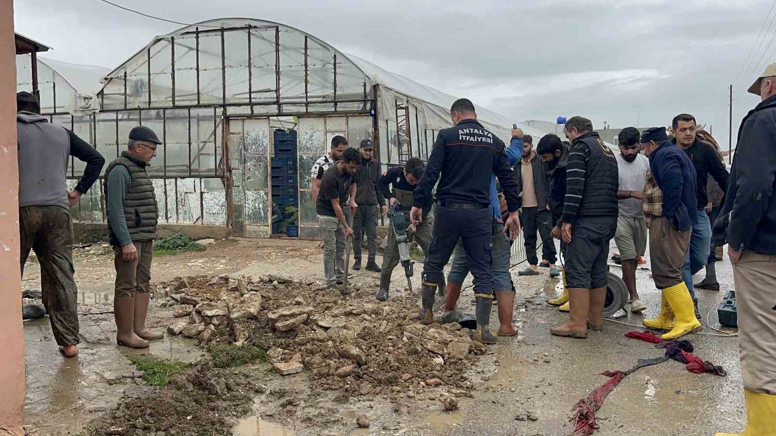 kardesleri ve arkadaslariyla oynarken tahliye kanalina dusen 3 yasindaki berra hayatini kaybetti 9