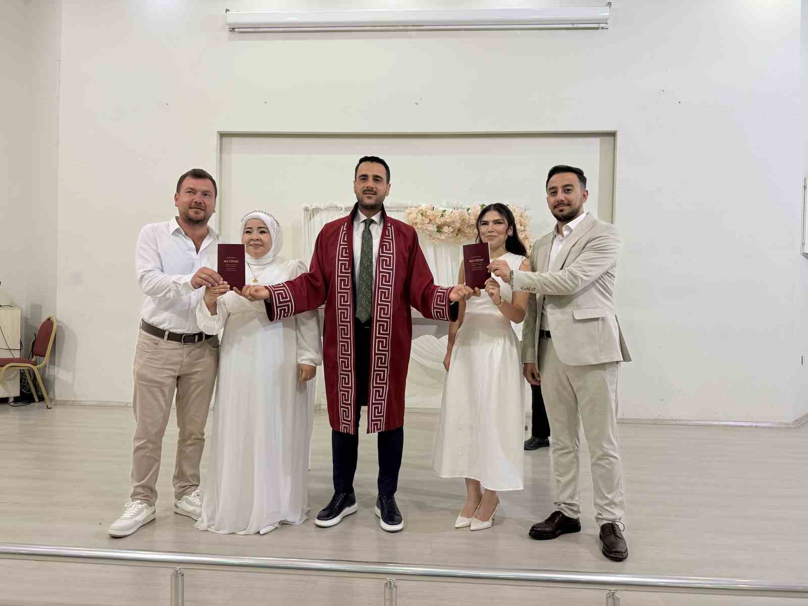 kardeslerin cifte mutlulugu ayni gun evlenip birbirlerine sahit oldular 0 Gf92c1pu