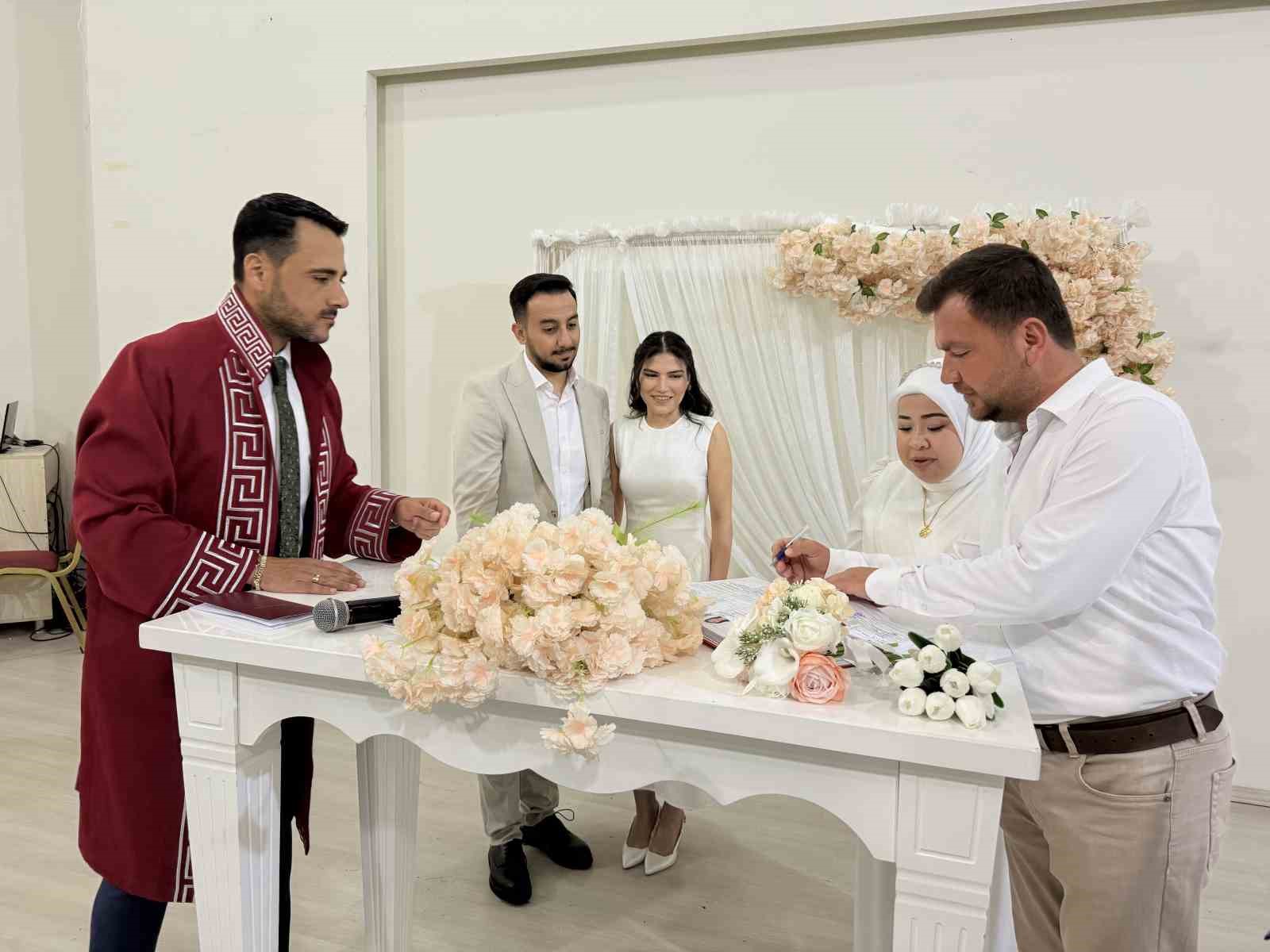 kardeslerin cifte mutlulugu ayni gun evlenip birbirlerine sahit oldular 1 Kh84PZC6