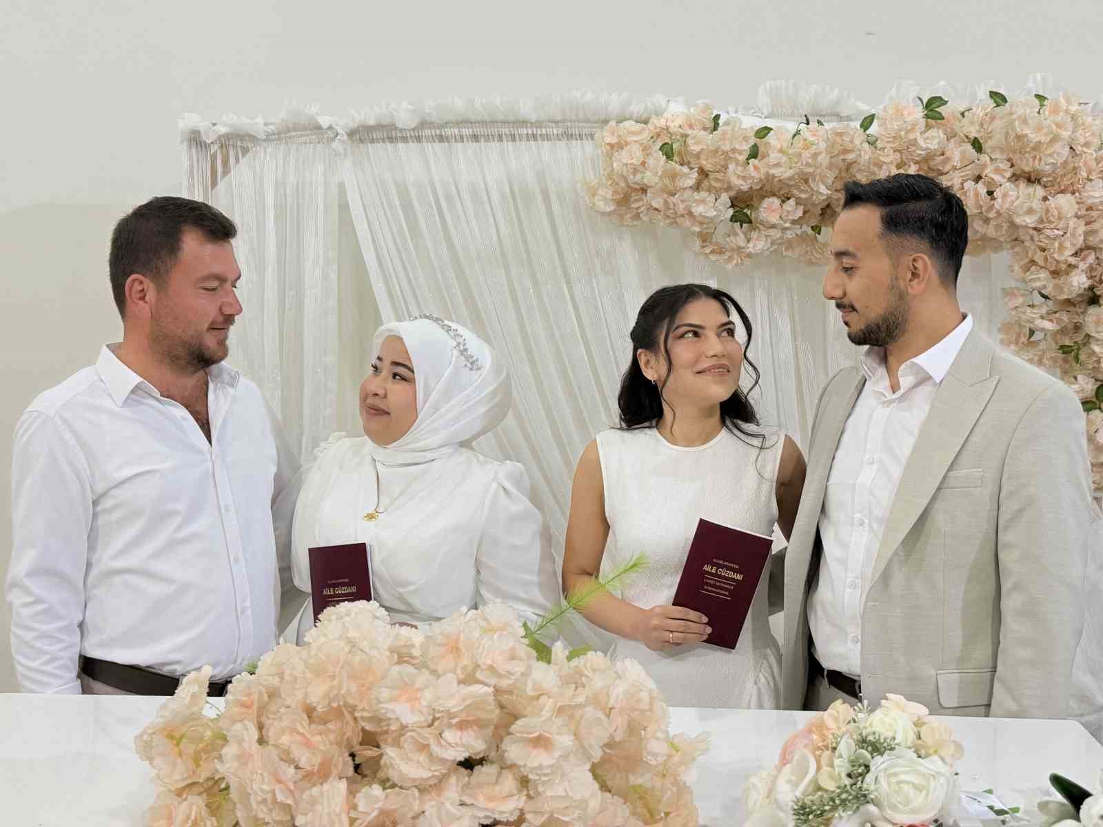kardeslerin cifte mutlulugu ayni gun evlenip birbirlerine sahit oldular 2 2BhuWEXp