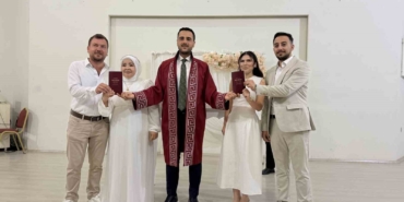 kardeslerin-cifte-mutlulugu-ayni-gun-evlenip-birbirlerine-sahit-oldular-mOKI9V7I.jpg