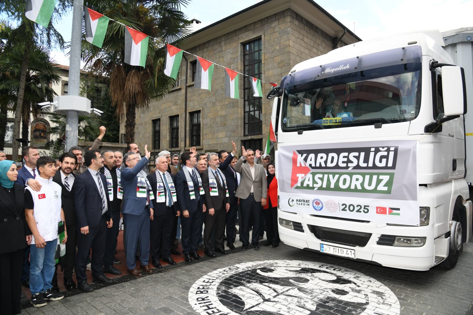 Kardeşlik tırları Trabzon’dan Gazze’ye dualarla yola çıktı 5 kardeslik tirlari trabzondan gazzeye dualarla yola cikti 1
