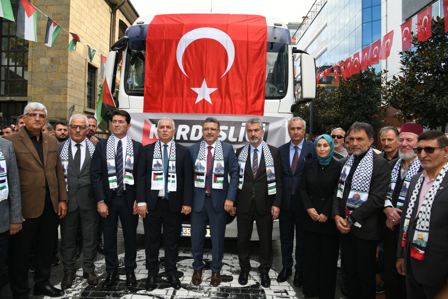 Kardeşlik tırları Trabzon’dan Gazze’ye dualarla yola çıktı 6 kardeslik tirlari trabzondan gazzeye dualarla yola cikti 2