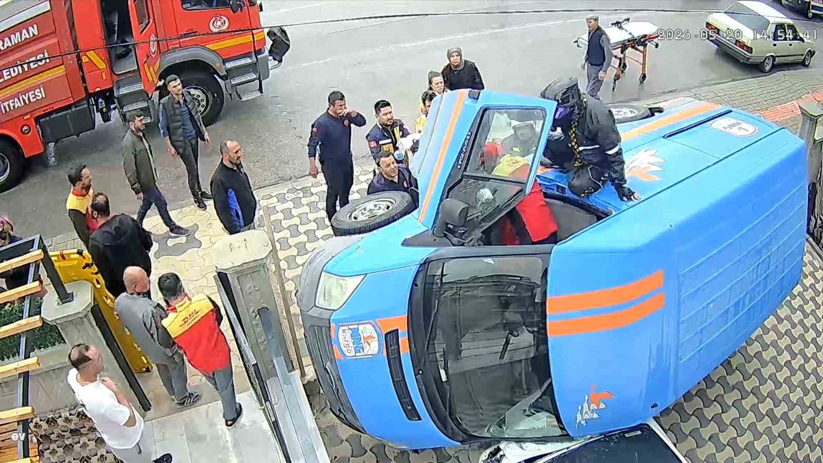 kargo araci otomobilin uzerine devrildi yardima motokurye kostu 0 aDm9NWwh