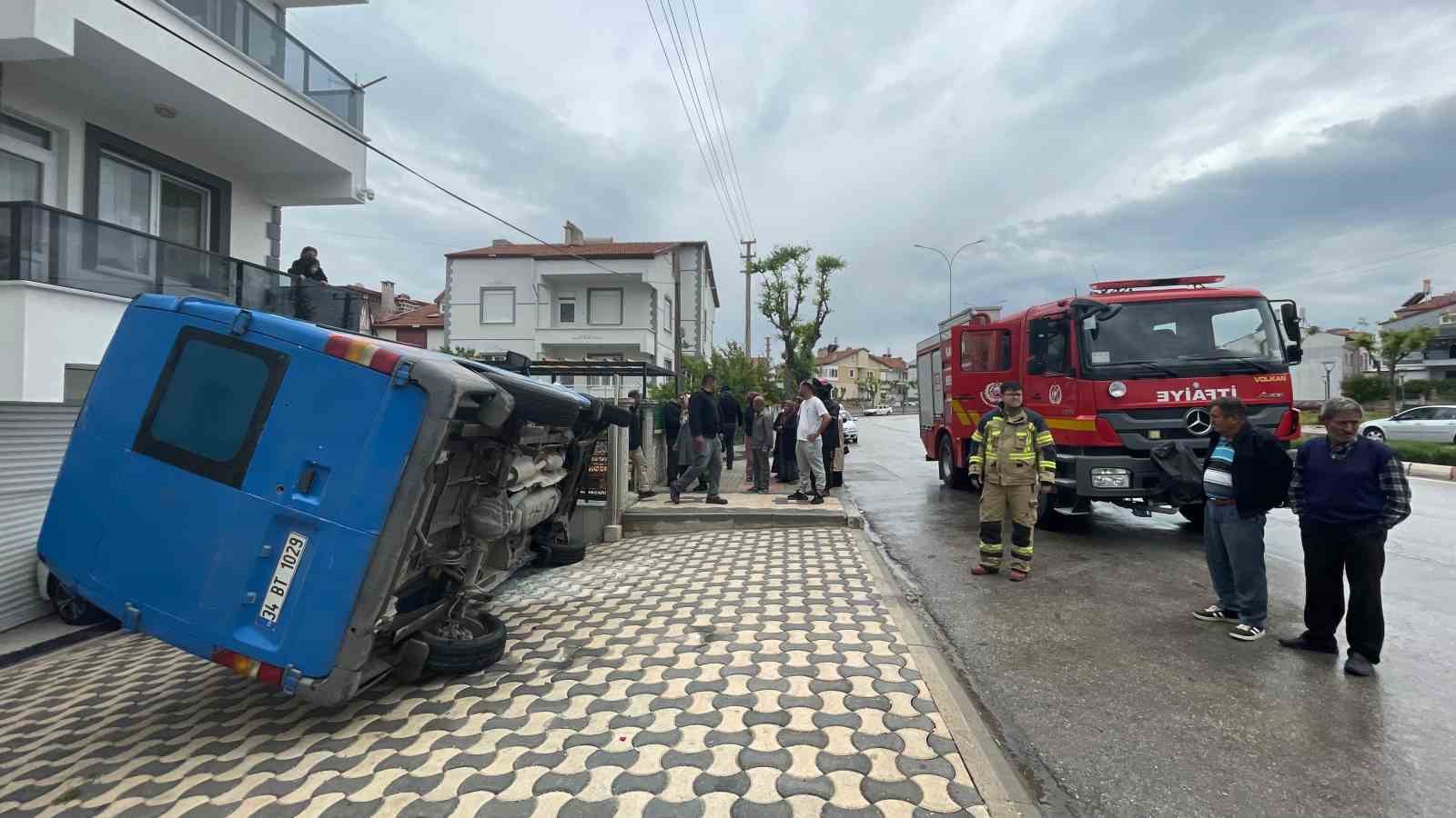 kargo araci otomobilin uzerine devrildi yardima motokurye kostu 1 nWZ8RdKz