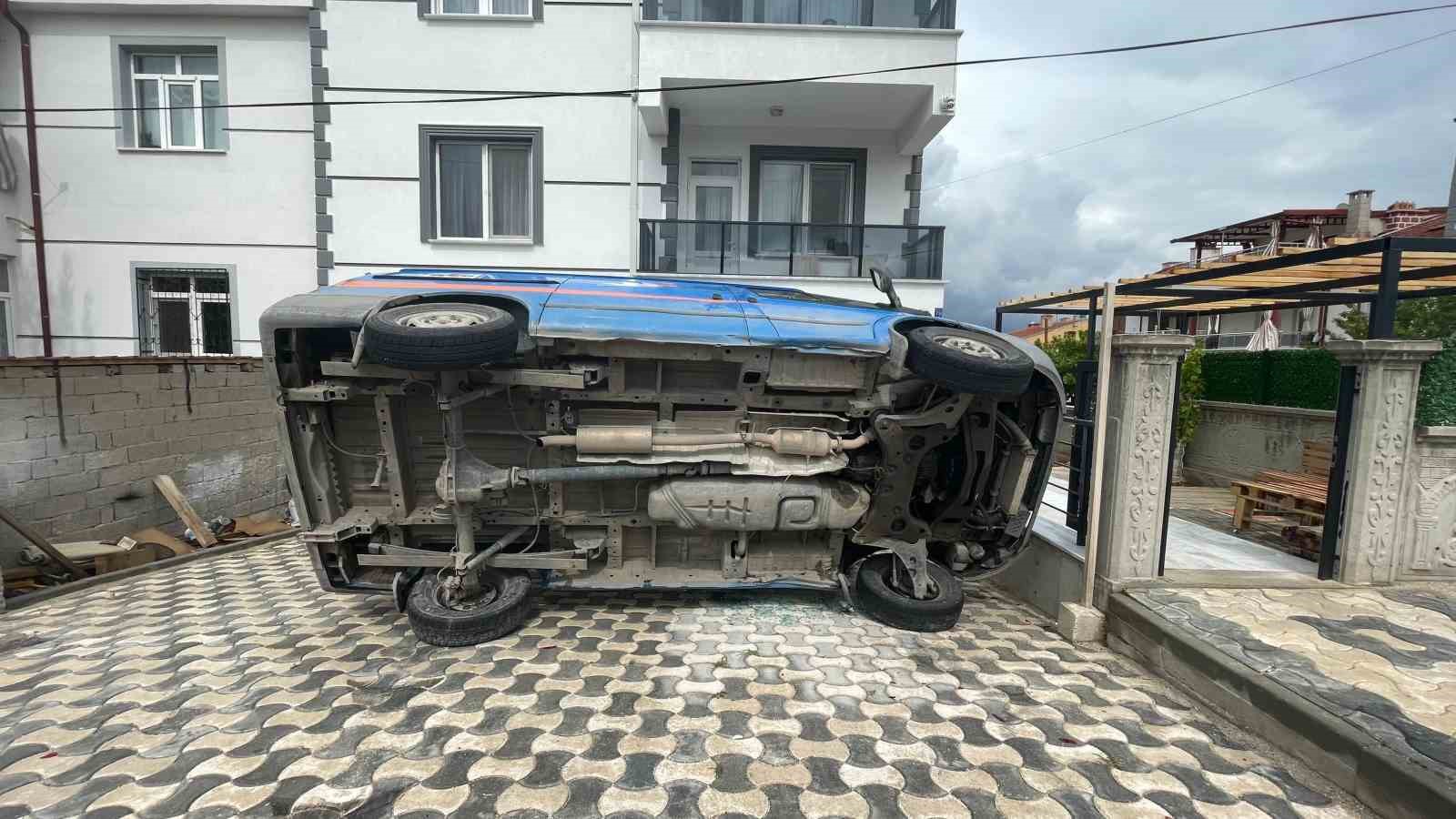 kargo araci otomobilin uzerine devrildi yardima motokurye kostu 2 f8dNE2bW
