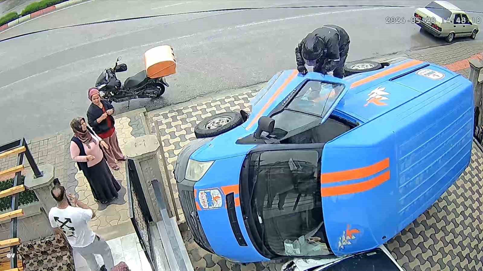 kargo araci otomobilin uzerine devrildi yardima motokurye kostu 3 ybHRgJ9c