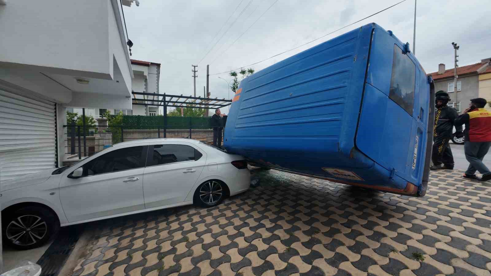 kargo araci otomobilin uzerine devrildi yardima motokurye kostu 4 N8TWOCUw