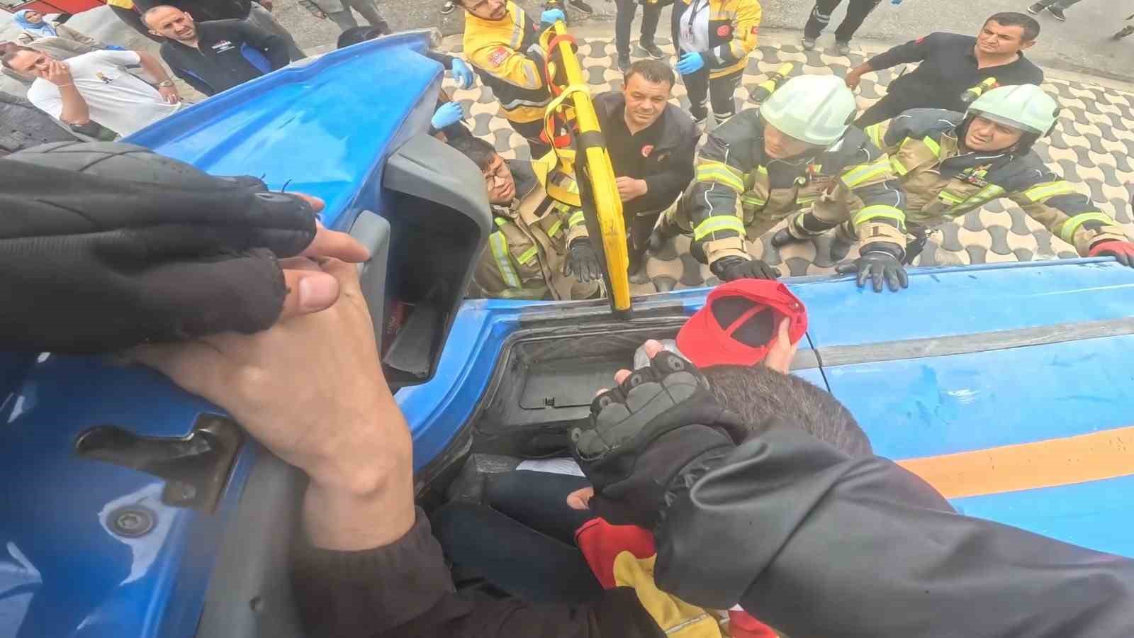 kargo araci otomobilin uzerine devrildi yardima motokurye kostu 5 Rv1yDKfy