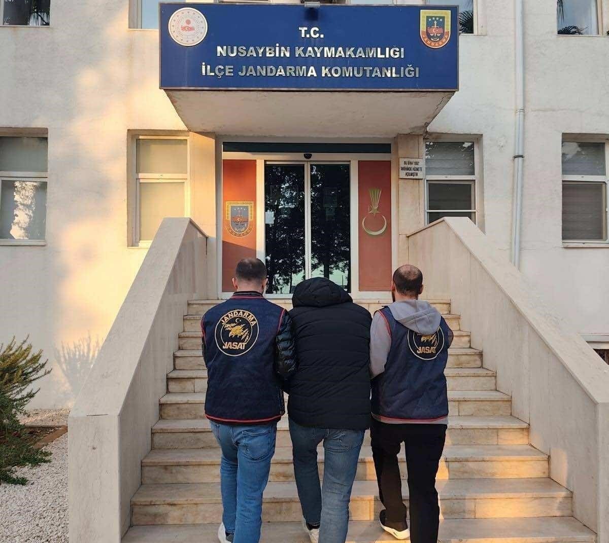 kargo kutusundan muz cikti 127 yil hapis cezasi bulunan dolandirici yakalandi 0