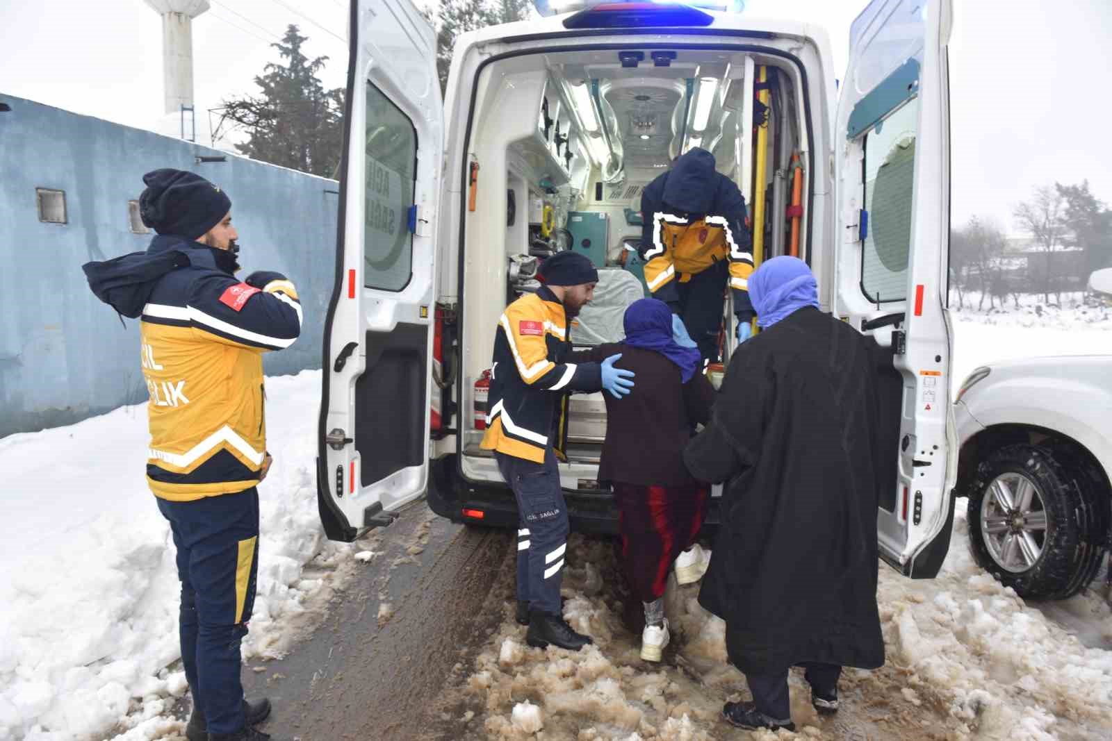 Karla kapanan kırsal mahalledeki diyaliz hastasına belediye ekipleri ulaştı 8 karla kapanan kirsal mahalledeki diyaliz hastasina belediye ekipleri ulasti 4 PjD8ZWMR
