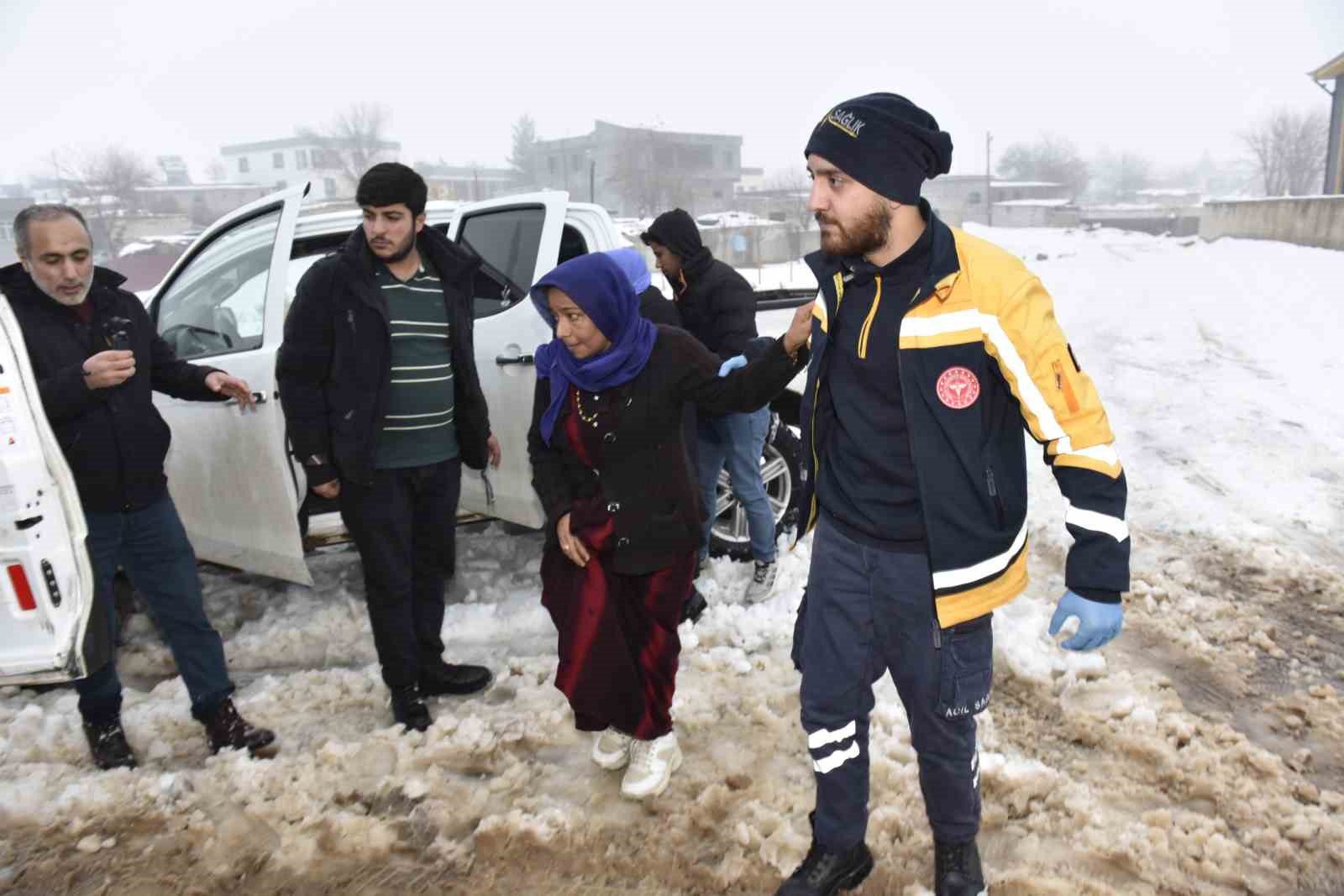 Karla kapanan kırsal mahalledeki diyaliz hastasına belediye ekipleri ulaştı 9 karla kapanan kirsal mahalledeki diyaliz hastasina belediye ekipleri ulasti 5 lUNq4bLq