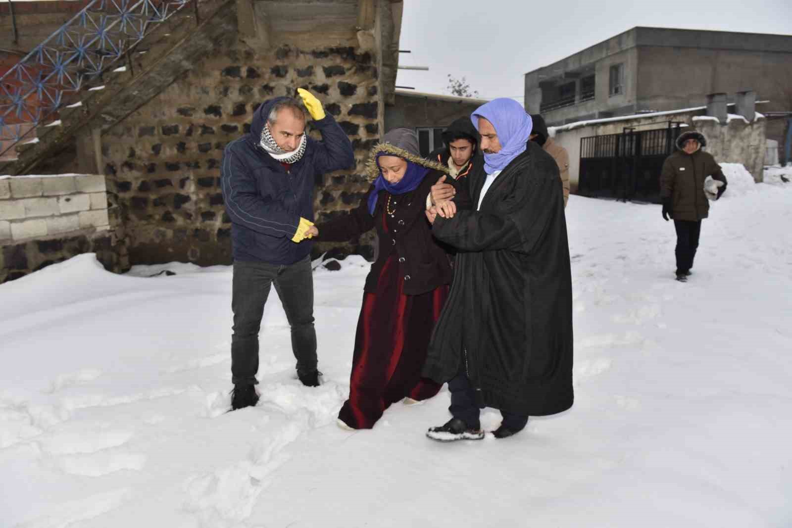 Karla kapanan kırsal mahalledeki diyaliz hastasına belediye ekipleri ulaştı 10 karla kapanan kirsal mahalledeki diyaliz hastasina belediye ekipleri ulasti 6 lAOL13Yw