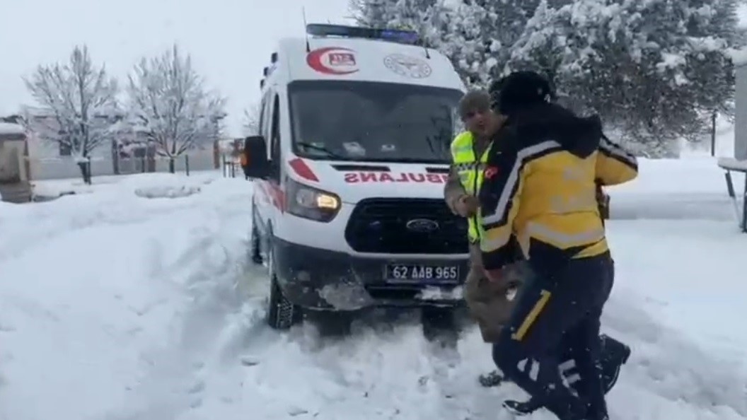 karla kapanan koy yolunda zamanla yaris hasta saglik ekiplerine ulastirildi 0 3PhnFE7p