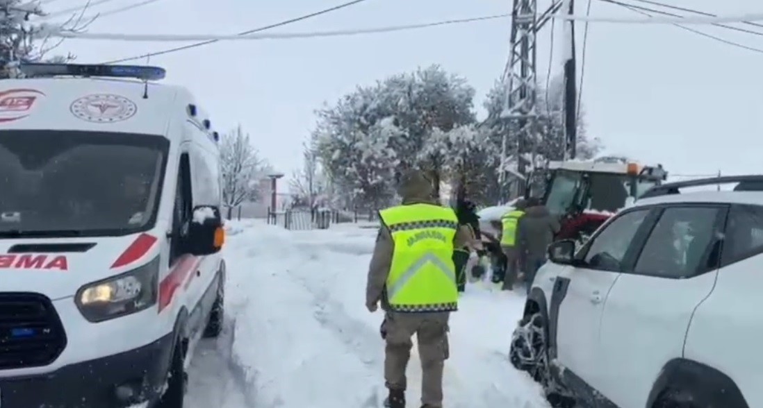 karla kapanan koy yolunda zamanla yaris hasta saglik ekiplerine ulastirildi 1 4wFBFeNB