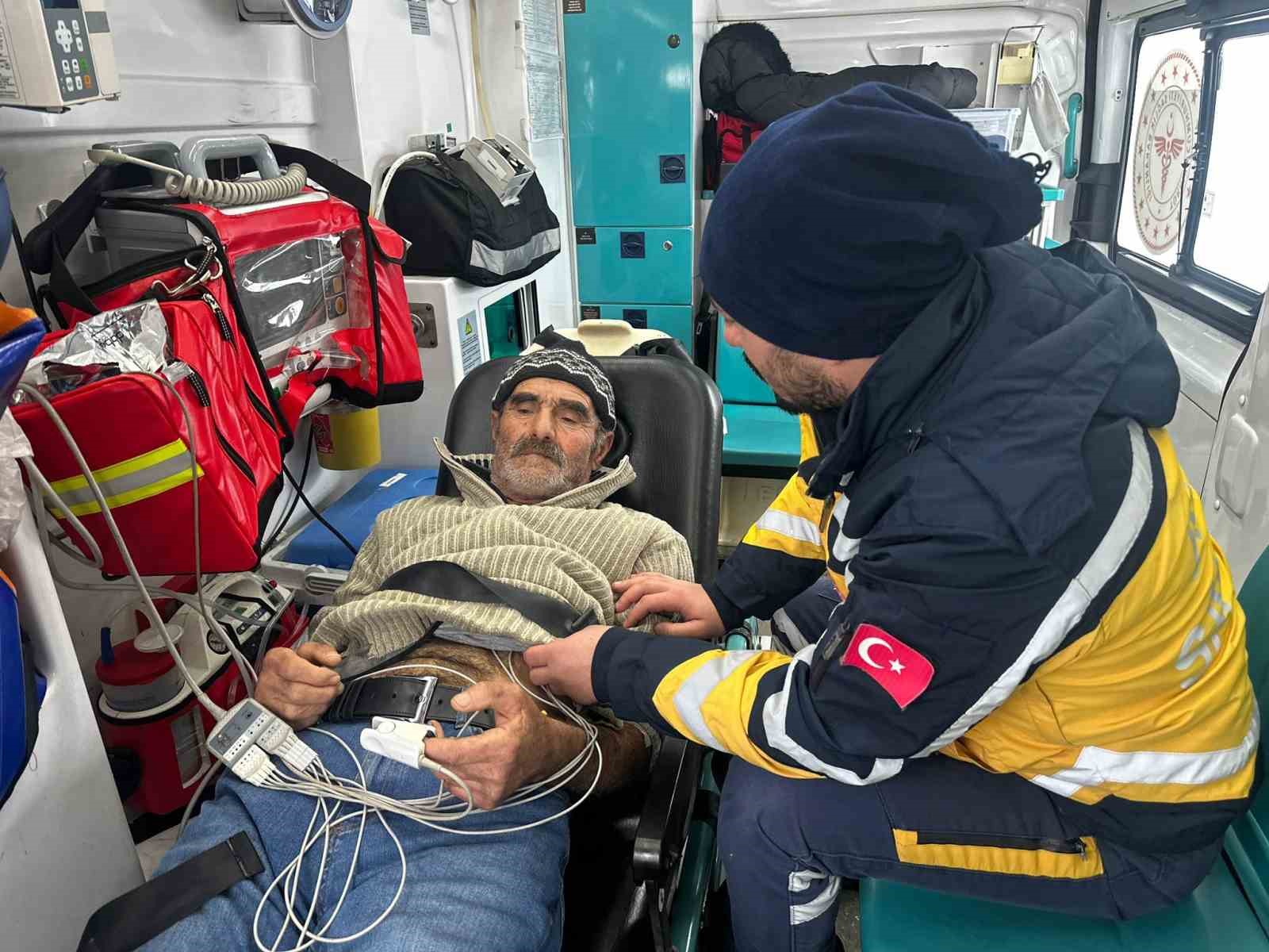 karla kapanan koy yolunda zamanla yaris hasta saglik ekiplerine ulastirildi 2 yYdKnLZb