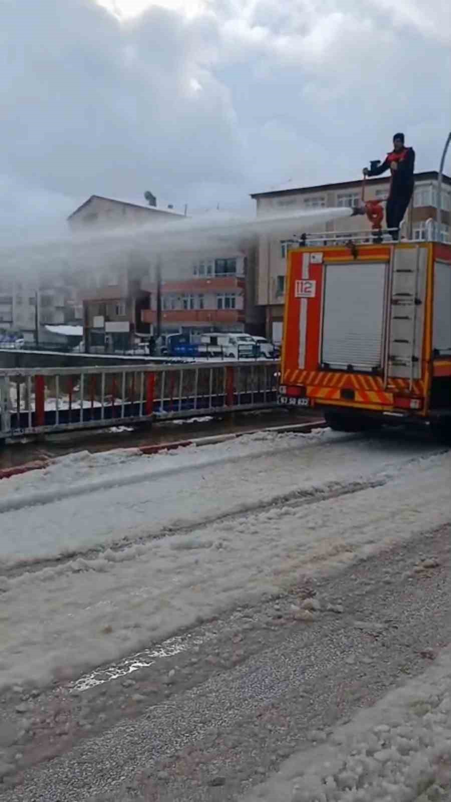 karla kapanan yollar deniz suyuyla aciliyor 2 GSfn2sfI